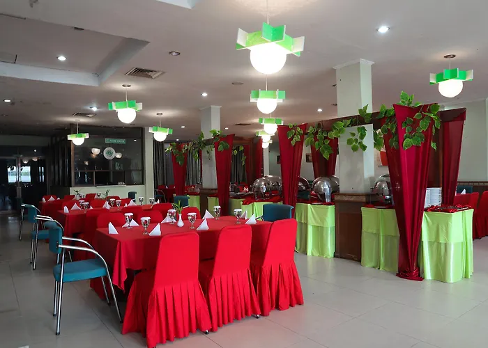 Oyo 742 Mona Plaza Hotel Pekanbaru